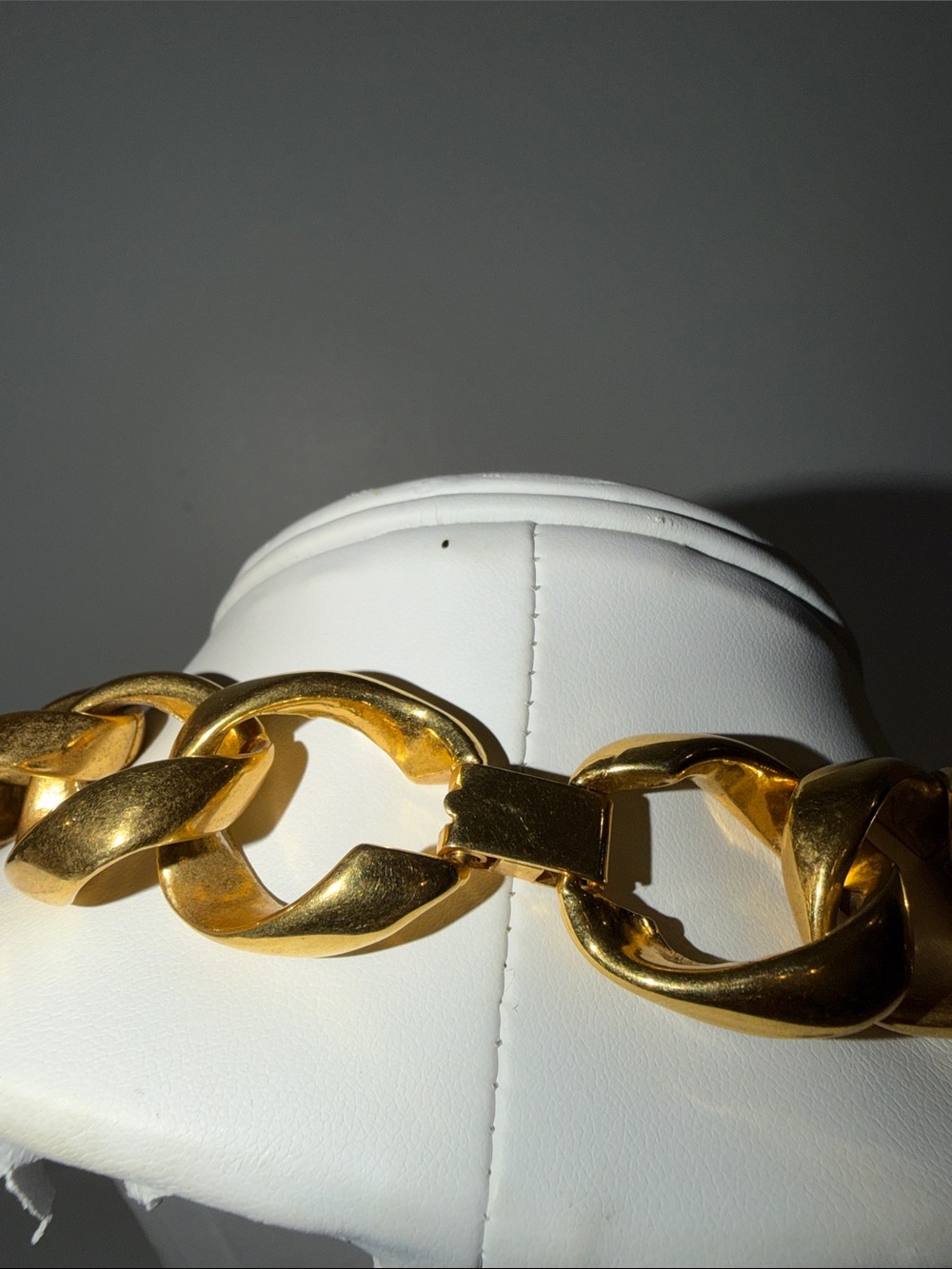 Heavy goldtone statement link necklace - Picture 10 of 12